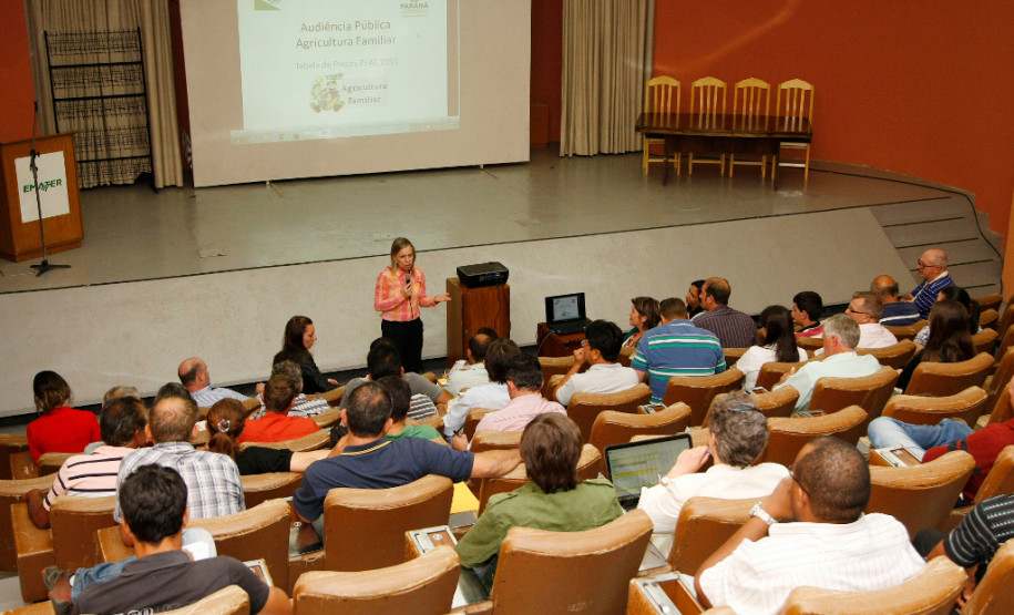 Governo e produtores discutem reajuste dos alimentos O Governo do Estado está debatendo com agricultores familiares os reajustes dos valores dos alimentos fornecidos para a merenda escolar. Nesta terça-feira (18), uma audiência pública realizada em Curitiba reuniu cerca de 80 representantes de associações e cooperativas de produtores rurais e técnicos da Secretaria Estadual da Educação, responsável pela execução do Programa Estadual de Alimentação Escolar. 18-11-14.