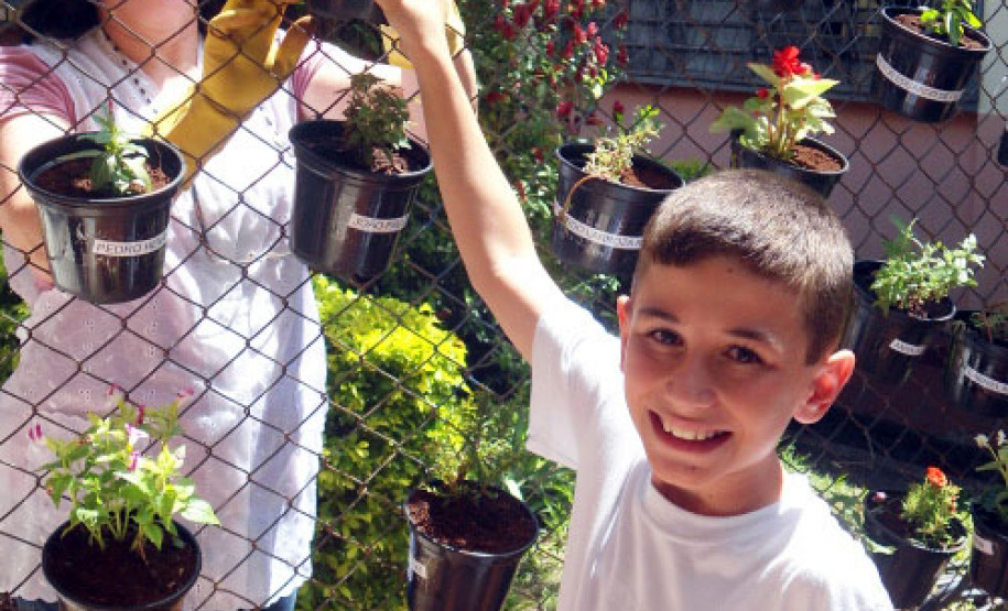 O clima da primavera inspira a comunidade do Colégio Estadual Horácio Ribeiro dos Reis, em Cascavel, no Oeste do Estado. Nesta semana, estão sendo plantados diversos tipos de flores, como orquídeas, gerânios, onze horas, cravos, begônias, operárias, espadas de São Jorge.