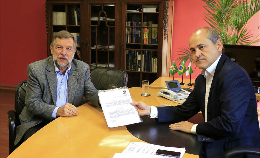 O governador em exercício, Flávio Arns, entregou ao prefeito de Curitiba, Gustavo Fruet, uma proposta para a restauração dos prédios de sete escolas