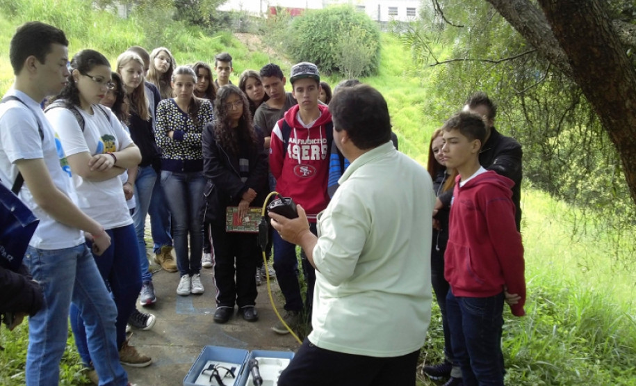 Alunos do curso técnico em Química, do Colégio Estadual João Ricardo Von Borell du Vernay, de Ponta Grossa, nos Campos Gerais, tiveram nesta quarta-feira (19) uma atividade diferenciada durante a coleta das últimas amostras do ano para análise. Os alunos articipam do projeto Sustentabilidade: da Escola ao Rio na cidade, desenvolvido em parceria pela Sanepar, Unilivre e Secretaria Estadual da Educação.