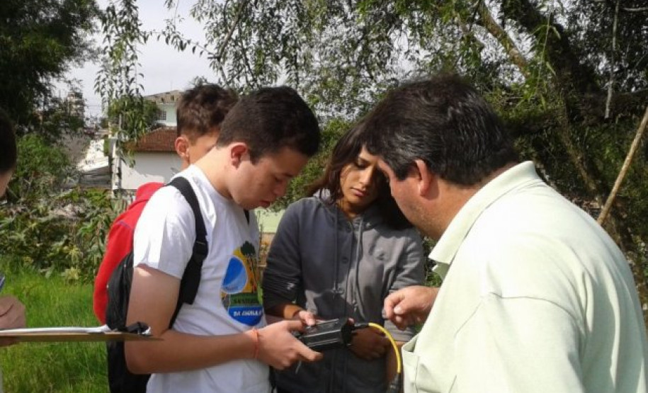 Alunos do curso técnico em Química, do Colégio Estadual João Ricardo Von Borell du Vernay, de Ponta Grossa, nos Campos Gerais, tiveram nesta quarta-feira (19) uma atividade diferenciada durante a coleta das últimas amostras do ano para análise. Os alunos articipam do projeto Sustentabilidade: da Escola ao Rio na cidade, desenvolvido em parceria pela Sanepar, Unilivre e Secretaria Estadual da Educação.