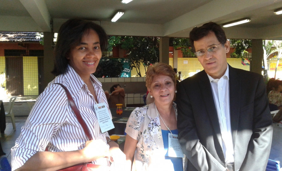 Escolas do Paraná celebram Dia da Consciência Negra O Colégio Estadual Professora Maria José Balzanello Aguilera, em Londrina, promoveu o 1º Simpósio da Equipe Multidisciplinar Presença Negra em Londrina: 80 Anos de Resistência. O objetivo do evento foi o de debater sobre temas para promover a temática nas escolas da região. Além de socializar projetos e experiências entre os cerca de 300 participantes, houve a realização de conferências, palestras, grupos de trabalho, mesa-redonda e momentos culturais.