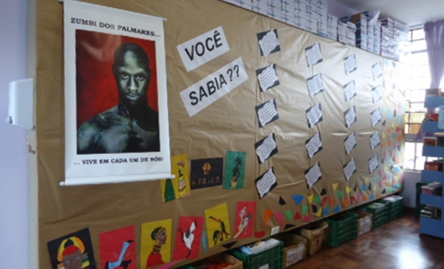 Escolas do Paraná celebram Dia da Consciência Negra A Exposição Ébano foi promovida pelo Colégio Estadual Santa Rosa, em Curitiba, que propiciou à comunidade escolar um espaço na biblioteca para discussões e reflexões sobre a importância da cultura negra no Brasil. Também homenageou Zumbi dos Palmares, um dos líderes da história negra no País. São telas, painéis, instrumentos musicais que abordam vários temas como a valorização da mulher negra, igualdade e tolerância religiosa.
