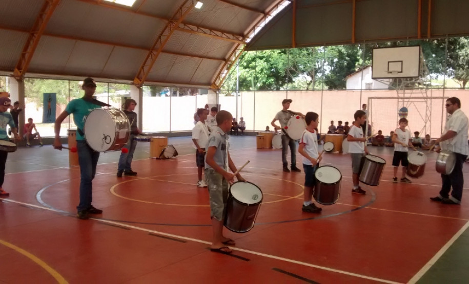 Escolas do Paraná celebram Dia da Consciência Negra O Colégio Estadual do Campo Professora Margarida Franklin Gonçalves, em Ibaiti, contou com a apresentação dos alunos que participam da atividade de cultura e artes em contraturno. Houve roda de capoeira, danças africanas com roupas típicas e a exposição nas salas de trabalhos sobre a cultura indígena, africana, contação de histórias, jogo africano de tabuleiro entre outras atividades.