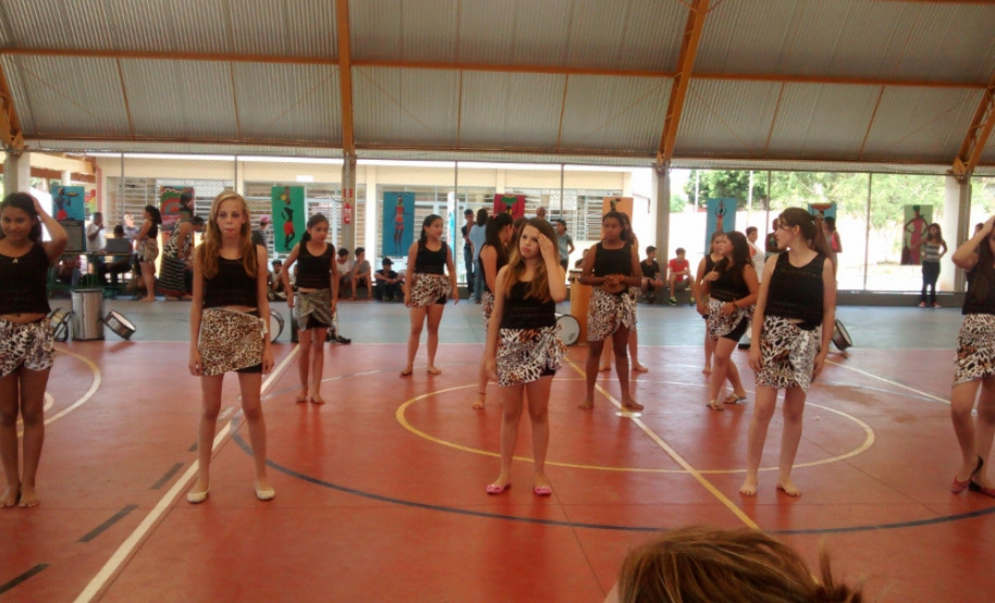 Escolas do Paraná celebram Dia da Consciência Negra O Colégio Estadual do Campo Professora Margarida Franklin Gonçalves, em Ibaiti, contou com a apresentação dos alunos que participam da atividade de cultura e artes em contraturno. Houve roda de capoeira, danças africanas com roupas típicas e a exposição nas salas de trabalhos sobre a cultura indígena, africana, contação de histórias, jogo africano de tabuleiro entre outras atividades.