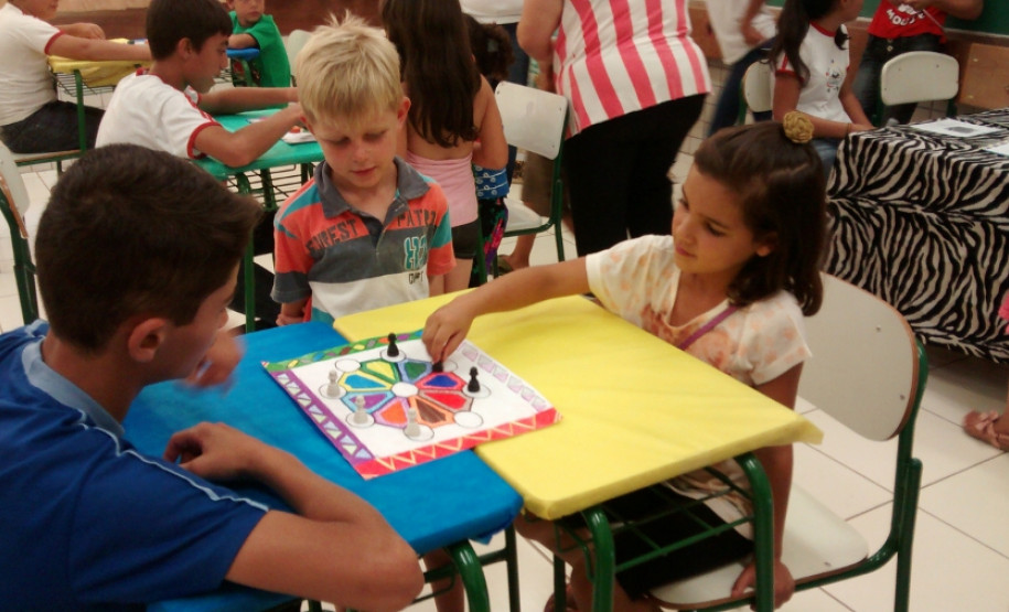 Escolas do Paraná celebram Dia da Consciência Negra O Colégio Estadual do Campo Professora Margarida Franklin Gonçalves, em Ibaiti, contou com a apresentação dos alunos que participam da atividade de cultura e artes em contraturno. Houve roda de capoeira, danças africanas com roupas típicas e a exposição nas salas de trabalhos sobre a cultura indígena, africana, contação de histórias, jogo africano de tabuleiro entre outras atividades.