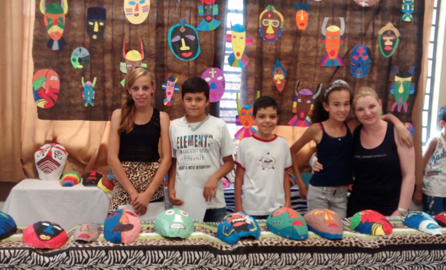 Escolas do Paraná celebram Dia da Consciência Negra O Colégio Estadual do Campo Professora Margarida Franklin Gonçalves, em Ibaiti, contou com a apresentação dos alunos que participam da atividade de cultura e artes em contraturno. Houve roda de capoeira, danças africanas com roupas típicas e a exposição nas salas de trabalhos sobre a cultura indígena, africana, contação de histórias, jogo africano de tabuleiro entre outras atividades.