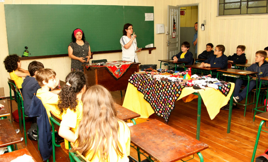 Escolas do Paraná celebram Dia da Consciência Negra Um exemplo é a Escola Estadual Ângelo Trevisan, em Curitiba, onde professores trabalharam meses com os alunos para organizar uma mostra com o resultado de diversas atividades