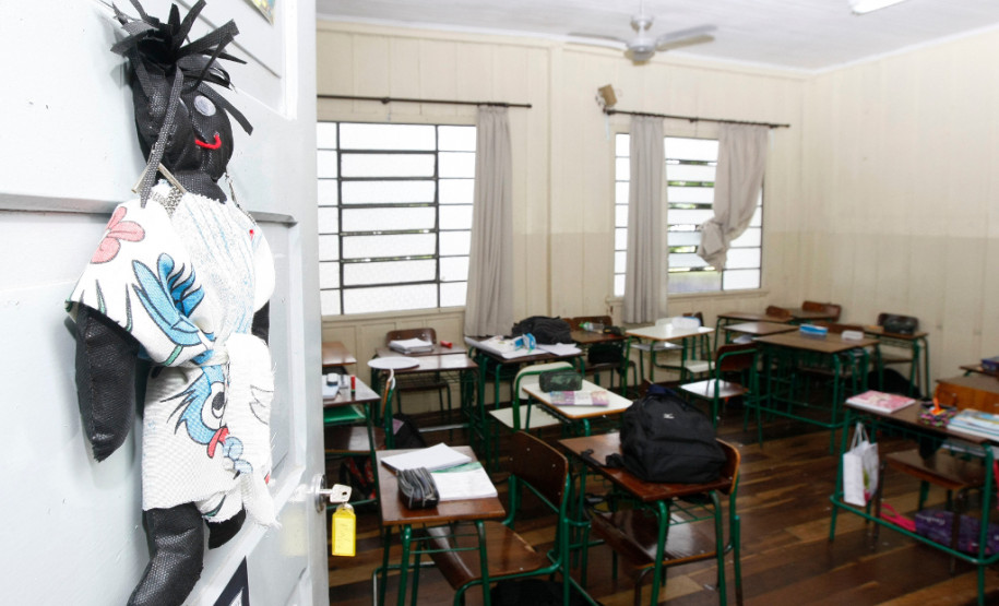 Escolas do Paraná celebram Dia da Consciência Negra Um exemplo é a Escola Estadual Ângelo Trevisan, em Curitiba, onde professores trabalharam meses com os alunos para organizar uma mostra com o resultado de diversas atividades