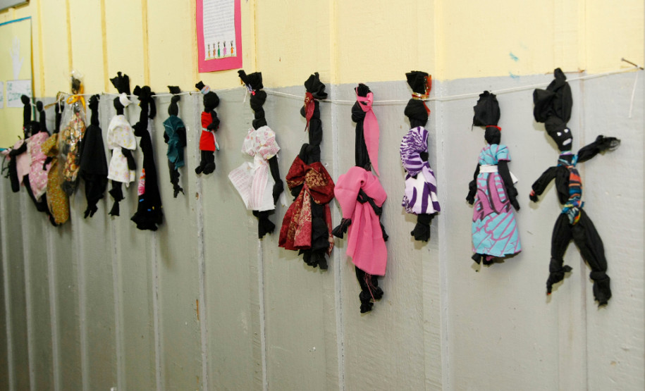 Escolas do Paraná celebram Dia da Consciência Negra Um exemplo é a Escola Estadual Ângelo Trevisan, em Curitiba, onde professores trabalharam meses com os alunos para organizar uma mostra com o resultado de diversas atividades