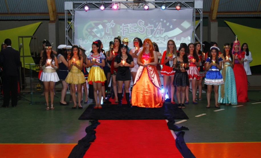 O Colégio Estadual Helena Kolody, em Saradi, promoveu uma atividade na semana passada par promover maior interação com a comunidade escolar. A proposta envolveu os cursos de inglês e de espanhol do Centro de Línguas Estrangeiras Modernas (Celem), e a disciplina língua portuguesa, e originou a 1ª Festa Luso-Hispano-Americana. A ideia foi aprimorar os estudos destas línguas e contribuir para o conhecimento sobre alguns países em que esses idiomas são oficiais.