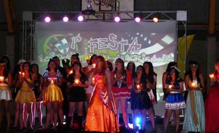 O Colégio Estadual Helena Kolody, em Saradi, promoveu uma atividade na semana passada par promover maior interação com a comunidade escolar. A proposta envolveu os cursos de inglês e de espanhol do Centro de Línguas Estrangeiras Modernas (Celem), e a disciplina língua portuguesa, e originou a 1ª Festa Luso-Hispano-Americana. A ideia foi aprimorar os estudos destas línguas e contribuir para o conhecimento sobre alguns países em que esses idiomas são oficiais.