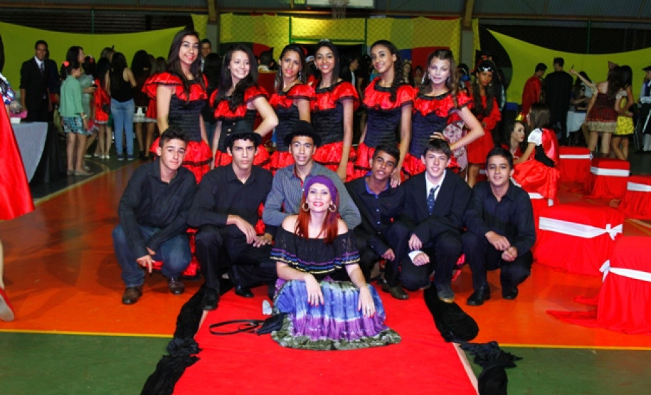 O Colégio Estadual Helena Kolody, em Saradi, promoveu uma atividade na semana passada par promover maior interação com a comunidade escolar. A proposta envolveu os cursos de inglês e de espanhol do Centro de Línguas Estrangeiras Modernas (Celem), e a disciplina língua portuguesa, e originou a 1ª Festa Luso-Hispano-Americana. A ideia foi aprimorar os estudos destas línguas e contribuir para o conhecimento sobre alguns países em que esses idiomas são oficiais.