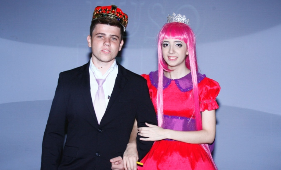 O Colégio Estadual Helena Kolody, em Saradi, promoveu uma atividade na semana passada par promover maior interação com a comunidade escolar. A proposta envolveu os cursos de inglês e de espanhol do Centro de Línguas Estrangeiras Modernas (Celem), e a disciplina língua portuguesa, e originou a 1ª Festa Luso-Hispano-Americana. A ideia foi aprimorar os estudos destas línguas e contribuir para o conhecimento sobre alguns países em que esses idiomas são oficiais.