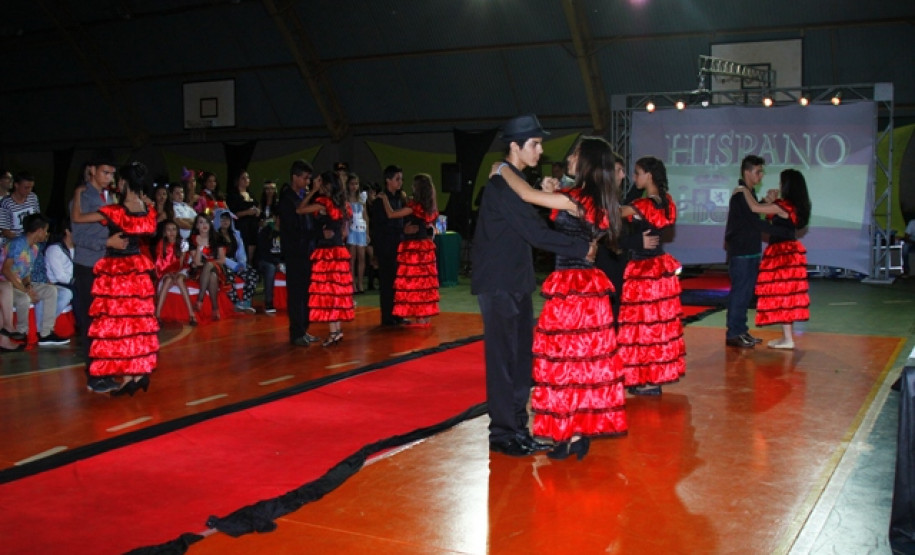 O Colégio Estadual Helena Kolody, em Saradi, promoveu uma atividade na semana passada par promover maior interação com a comunidade escolar. A proposta envolveu os cursos de inglês e de espanhol do Centro de Línguas Estrangeiras Modernas (Celem), e a disciplina língua portuguesa, e originou a 1ª Festa Luso-Hispano-Americana. A ideia foi aprimorar os estudos destas línguas e contribuir para o conhecimento sobre alguns países em que esses idiomas são oficiais.
