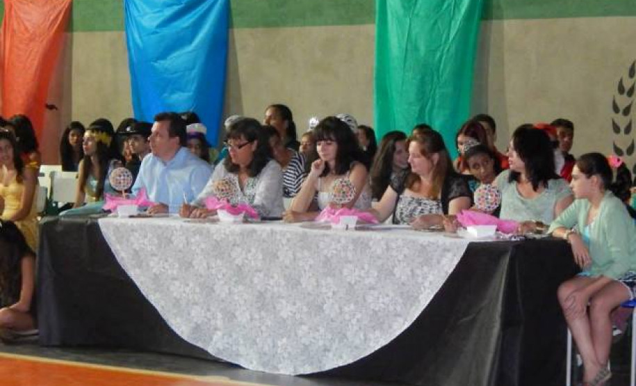 O Colégio Estadual Helena Kolody, em Saradi, promoveu uma atividade na semana passada par promover maior interação com a comunidade escolar. A proposta envolveu os cursos de inglês e de espanhol do Centro de Línguas Estrangeiras Modernas (Celem), e a disciplina língua portuguesa, e originou a 1ª Festa Luso-Hispano-Americana. A ideia foi aprimorar os estudos destas línguas e contribuir para o conhecimento sobre alguns países em que esses idiomas são oficiais.