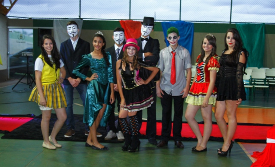 O Colégio Estadual Helena Kolody, em Saradi, promoveu uma atividade na semana passada par promover maior interação com a comunidade escolar. A proposta envolveu os cursos de inglês e de espanhol do Centro de Línguas Estrangeiras Modernas (Celem), e a disciplina língua portuguesa, e originou a 1ª Festa Luso-Hispano-Americana. A ideia foi aprimorar os estudos destas línguas e contribuir para o conhecimento sobre alguns países em que esses idiomas são oficiais.