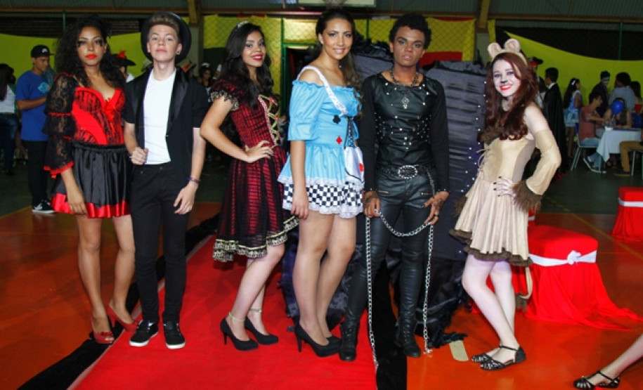 O Colégio Estadual Helena Kolody, em Saradi, promoveu uma atividade na semana passada par promover maior interação com a comunidade escolar. A proposta envolveu os cursos de inglês e de espanhol do Centro de Línguas Estrangeiras Modernas (Celem), e a disciplina língua portuguesa, e originou a 1ª Festa Luso-Hispano-Americana. A ideia foi aprimorar os estudos destas línguas e contribuir para o conhecimento sobre alguns países em que esses idiomas são oficiais.