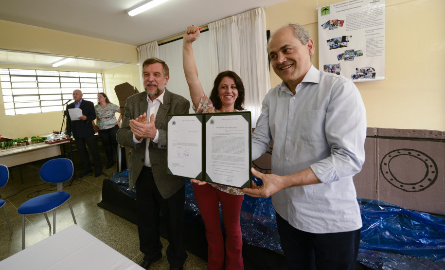 Estado recebe da Prefeitura de Curitiba a posse do terreno do Colégio Pinheiro do Paraná