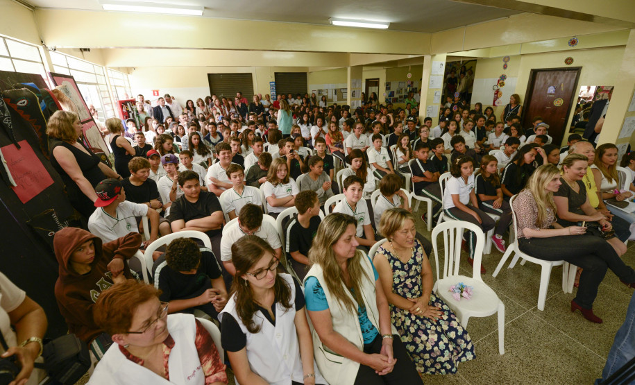 O governador em exercício Flavio Arns junto com o secretario estadual da Educação Paulo Schmidt estiveram na solenidade onde o prefeito de Curitiba Gustavo Fruet assinou termo de doação de terreno onde esta localizado a Escola Estadual Pinheiro do Parana,no bairro de Santa Felicidade.Passando para o Estado,o governo estadual poderá regularizar a área onde esta sendo ampliado a escola.