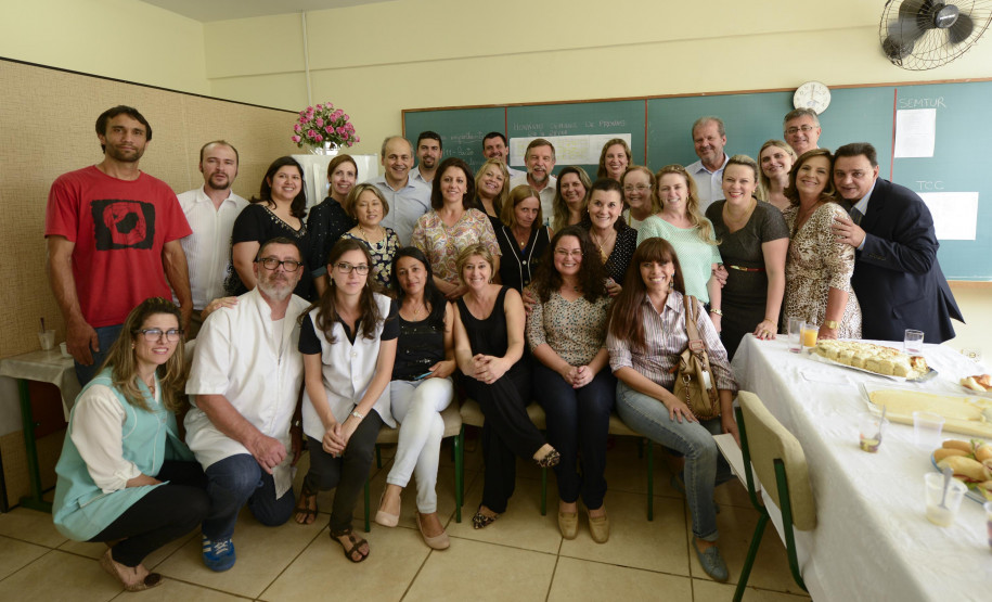 O Governo do Estado recebeu na sexta-feira (21), da prefeitura de Curitiba, a posse do terreno do Colégio Estadual Pinheiro do Paraná, no bairro de Santa Felicidade. O repasse foi formalizado pelo governador em exercício, Flávio Arns, e o prefeito Gustavo Fruet, durante encontro realizado no próprio colégio.