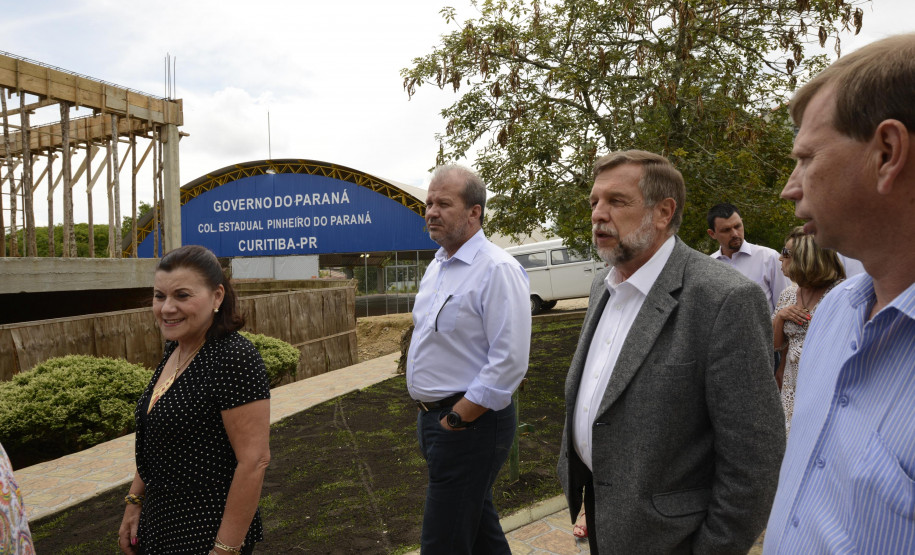 O Governo do Estado recebeu na sexta-feira (21), da prefeitura de Curitiba, a posse do terreno do Colégio Estadual Pinheiro do Paraná, no bairro de Santa Felicidade. O repasse foi formalizado pelo governador em exercício, Flávio Arns, e o prefeito Gustavo Fruet, durante encontro realizado no próprio colégio.