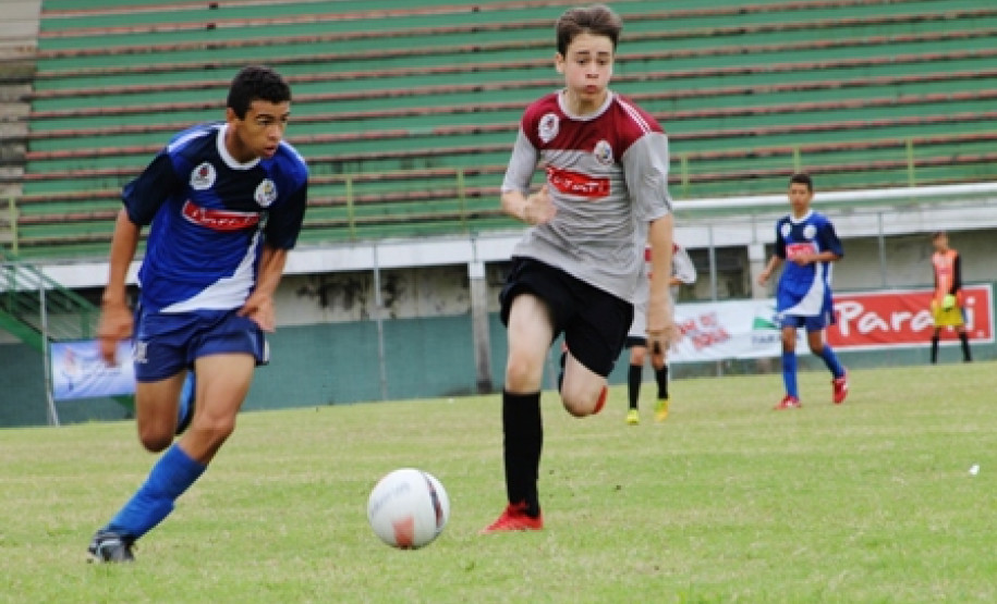 Os Jogos Escolares do Paraná – Bom de Bola, maior competição estudantil de futebol do Paraná, foram encerrados neste domingo (23) com as partidas finais disputadas no Centro de Esportes Olímpio Possas e nos estádios Gigante do Itiberê e Medrado Dias, em Paranaguá, no Litoral do Estado. Ao longo do ano foram 32 etapas regionais e oito macrorregionais.