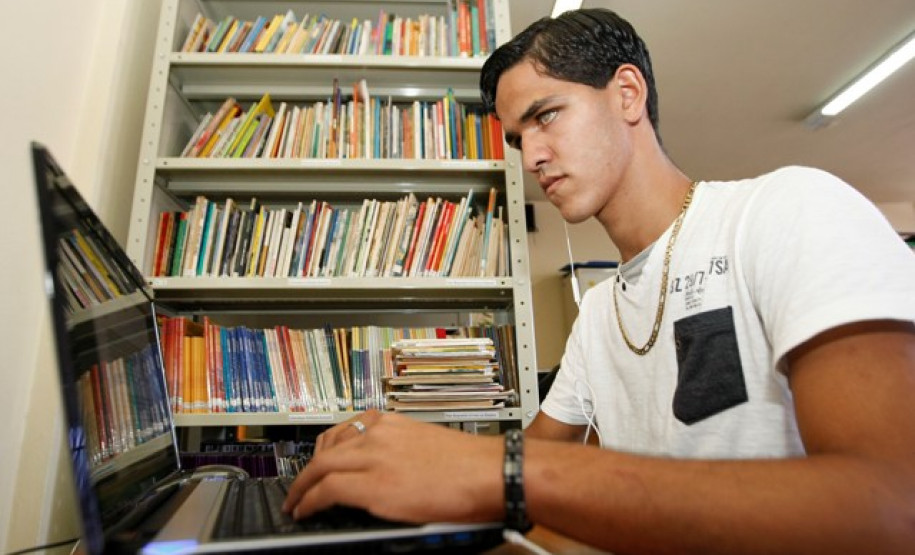 Aluno cego da EJA faz exame online com tecnologia assistiva Tiago da Silva, 19 anos, que frequenta a EJA, participa doprojeto piloto para uso dessa ferramenta que poderá ser estendida para todo estado. O exame é aplicado por meio da internet e com o auxílio de softwares leitores de tela com a tecnologia NVDA (Acesso Não Visual ao Computador), um software livre. Além da inclusão, é um avanço que garante à Secretaria da Educação um conhecimento a mais no atendimento aos alunos cegos ou com baixa visão.