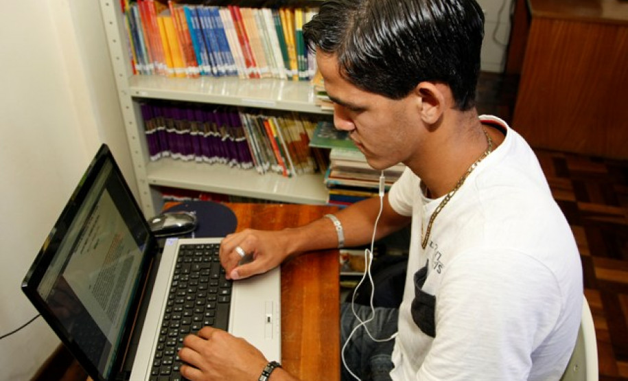 Aluno cego da EJA faz exame online com tecnologia assistiva Tiago da Silva, 19 anos, que frequenta a EJA, participa doprojeto piloto para uso dessa ferramenta que poderá ser estendida para todo estado. O exame é aplicado por meio da internet e com o auxílio de softwares leitores de tela com a tecnologia NVDA (Acesso Não Visual ao Computador), um software livre. Além da inclusão, é um avanço que garante à Secretaria da Educação um conhecimento a mais no atendimento aos alunos cegos ou com baixa visão.