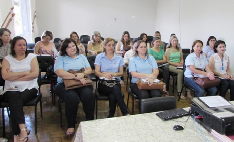 Secretários municipais e educação e técnicos participaram de uma reunião com o Núcleo Regional de Educação de Cianorte para terem orientações e esclarecimentos sobre a elaboração e adequação do plano municipal de educação de cada cidade. Os municípios têm até junho de 2015 para ter o documento sancionado pelos prefeitos.