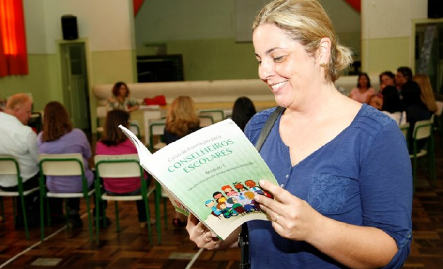 A Secretaria de Estado da Educação encerrou o Curso para Conselheiros Escolares nessa segunda-feira (24), no Colégio Estadual Lysimaco Ferreira da Costa, em Curitiba. O evento contou com cerca de 40 pessoas que participaram das duas últimas turmas do curso na regional de educação de Curitiba. Em todo Paraná, o curso contou com mais de 2,7 mil inscritos.