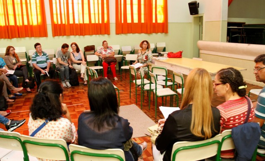 A Secretaria de Estado da Educação encerrou o Curso para Conselheiros Escolares nessa segunda-feira (24), no Colégio Estadual Lysimaco Ferreira da Costa, em Curitiba. O evento contou com cerca de 40 pessoas que participaram das duas últimas turmas do curso na regional de educação de Curitiba. Em todo Paraná, o curso contou com mais de 2,7 mil inscritos.