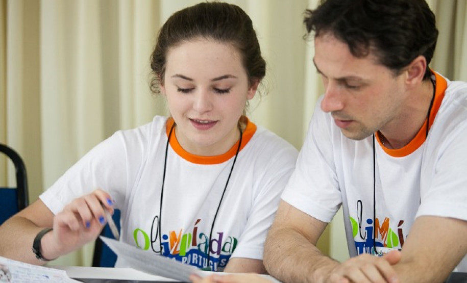 Alunos paranaenses estão entre os finalistas da Olimpíada de Língua Portuguesa. Na foto a aluna Laís Suzana Sary, do Colégio Estadual da Colônia Murici, de São José dos Pinhais.