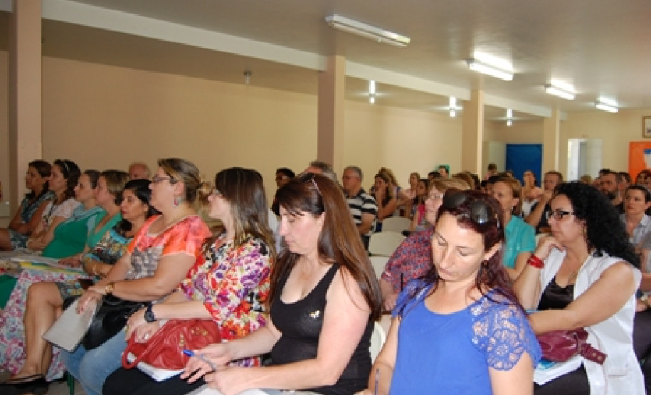 Diretores e pedagogos de Curitiba definem ações para receber estudantes que saem do 5º ano da rede municipal para o 6º nos colégios estaduais.