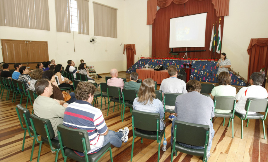 Ações desenvolvidas ao longo de 2014 foram apresentadas para os diretores de escolas do Núcleo Regional de Educação de Irati.