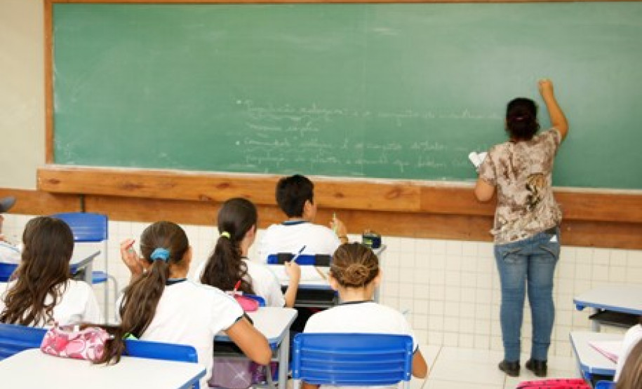 Professores e funcionários da rede estadual de educação recebem nos vencimentos deste mês de novembro a terceira parcela das progressões e promoções acumuladas de 2013.