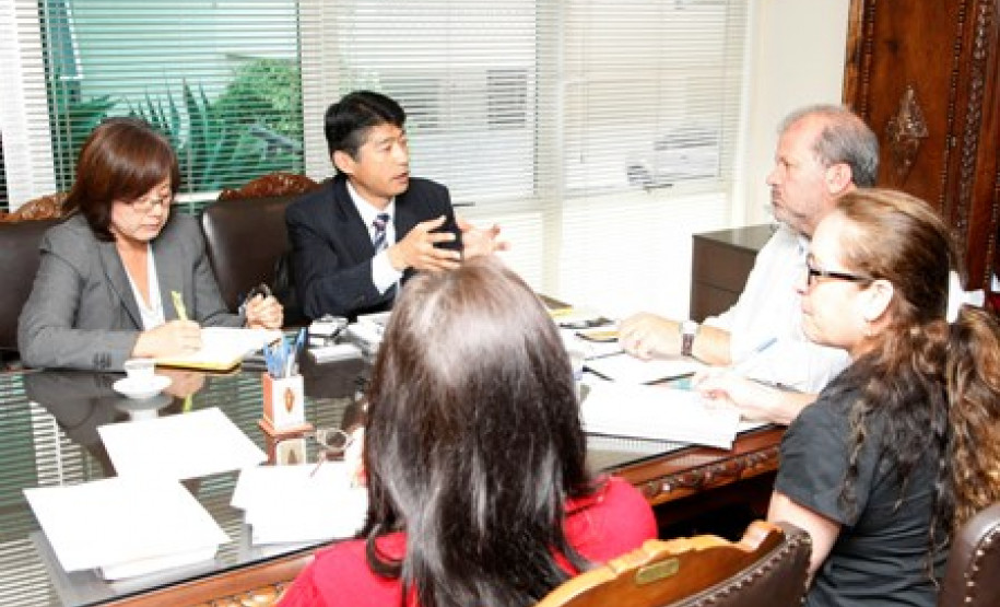 O secretário estadual da Educação, Paulo Schmidt, recebeu nesta segunda-feira (1), o professor Kenichi Sakai, supervisor educacional da secretaria municipal de Educação de Toyohashi, cidade japonesa da província de Aichi. Sakai elogiou a hora-atividade, que dá ao professor paranaense mais tempo para preparar as aulas.