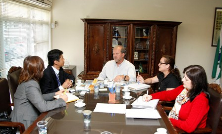 O secretário estadual da Educação, Paulo Schmidt, recebeu nesta segunda-feira (1), o professor Kenichi Sakai, supervisor educacional da secretaria municipal de Educação de Toyohashi, cidade japonesa da província de Aichi. Sakai elogiou a hora-atividade, que dá ao professor paranaense mais tempo para preparar as aulas.