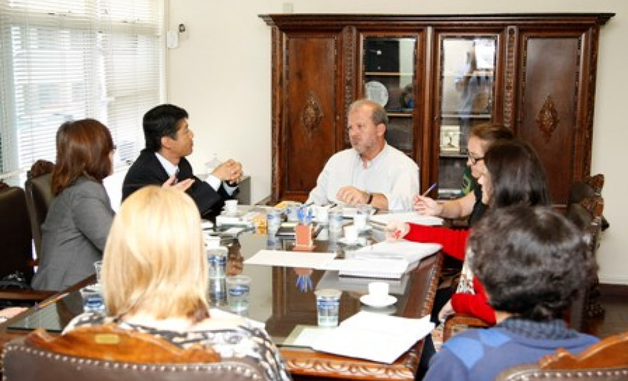 O secretário estadual da Educação, Paulo Schmidt, recebeu nesta segunda-feira (1), o professor Kenichi Sakai, supervisor educacional da secretaria municipal de Educação de Toyohashi, cidade japonesa da província de Aichi. Sakai elogiou a hora-atividade, que dá ao professor paranaense mais tempo para preparar as aulas.