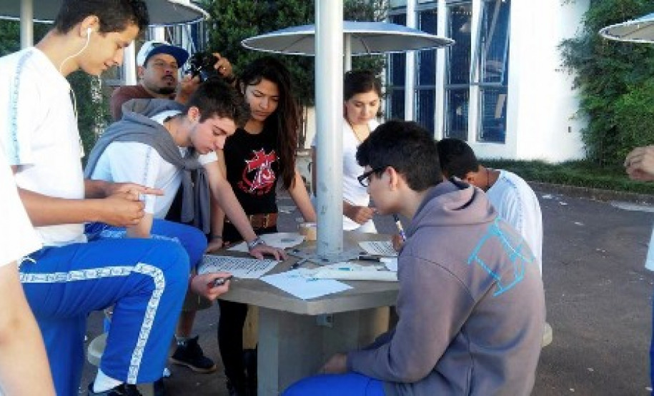 Colégios da rede estadual do Paraná têm apostado em informação e diálogo e, também, em uma relação de confiança com os alunos para diminuir os índices de violência e conscientizar os estudantes sobre problemas atuais enfrentados pela sociedade.