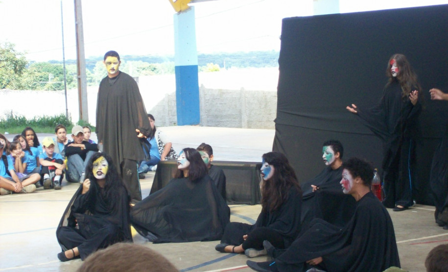 Colégios da rede estadual do Paraná têm apostado em informação e diálogo e, também, em uma relação de confiança com os alunos para diminuir os índices de violência e conscientizar os estudantes sobre problemas atuais enfrentados pela sociedade.