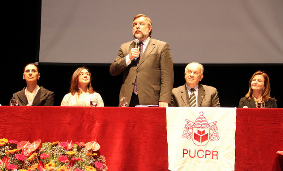 Evento promove discussão entre profissionais da educação básica e superior sobre formação para mudanças no contexto da educação, políticas, representações sociais e práticas.