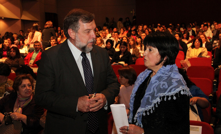 Evento promove discussão entre profissionais da educação básica e superior sobre formação para mudanças no contexto da educação, políticas, representações sociais e práticas.