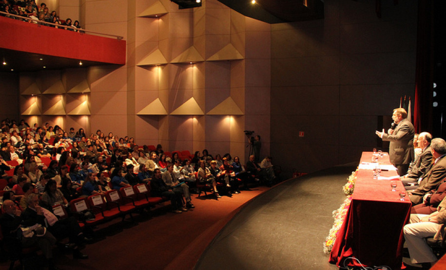 Evento promove discussão entre profissionais da educação básica e superior sobre formação para mudanças no contexto da educação, políticas, representações sociais e práticas.