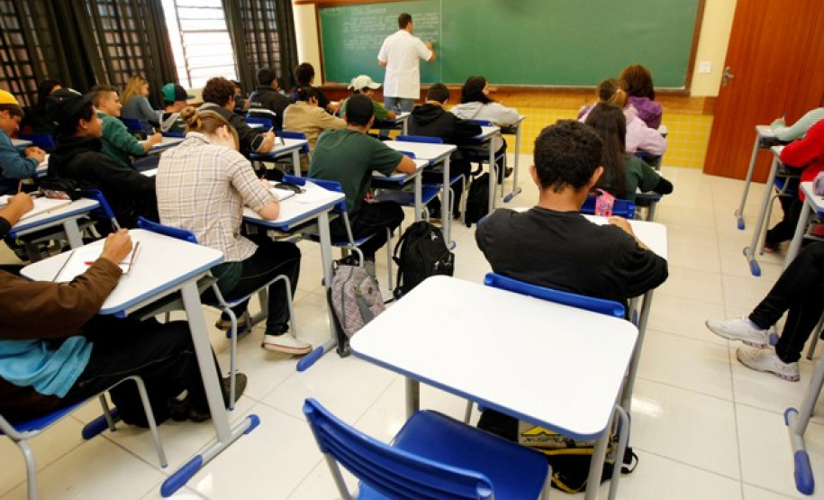 Escolas sem paridade no ensino médio por blocos devem voltar a oferta anual de disciplinas A medida da Secretaria de Estado da Educação atende a resolução que criou esta forma de organização, e serve, principalmente, para evitar prejuízos pedagógicos aos estudantes.