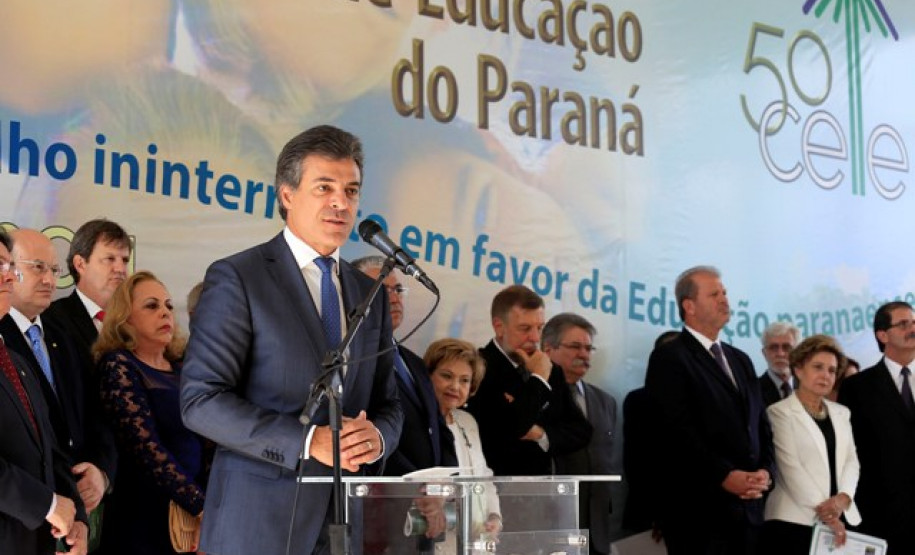 O governador Beto Richa participa da comemoração do Jubileu de Ouro do Conselho Estadual de Educação. Presentes na solenidade: pres. dos Conselhos Nacional e estadual de Educação, Gilberto Garcia e Oscar Alves, vice-governador Flavio Arns, secretário de Educação, Paulo Schimidt, entre outros.