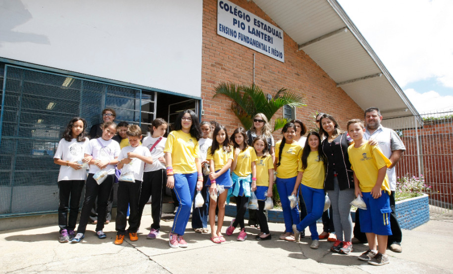 O Colégio Estadual Pio Lanteri, no bairro do Uberaba, recebeu os alunos das Escolas Municipais Dr. Guilherme Lacerda Braga Sobrinho e Dona Lula para apresentar a equipe pedagógica, o sistema de organização e alguns ambientes do colégio. 05-12-14.