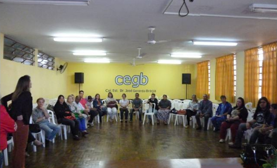 Pedagogos e agentes operacionais de escolas que atendem alunos com deficiência física neuromotora participam de encontros de capacitação.
