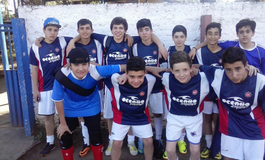 Aulas especializadas incentivam a prática de esportes 36 mil alunos participam de 18 modalidades esportivas que integram os Jogos Escolares do Paraná. Aulas de treinamento acontecem em mais de mil colégios.