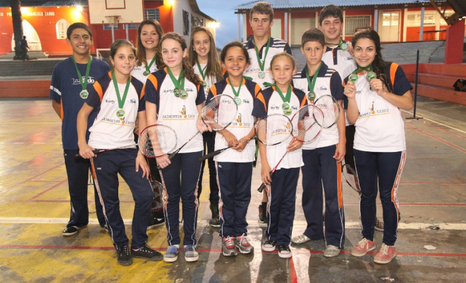 Aulas especializadas incentivam a prática de esportes 36 mil alunos participam de 18 modalidades esportivas que integram os Jogos Escolares do Paraná. Aulas de treinamento acontecem em mais de mil colégios.